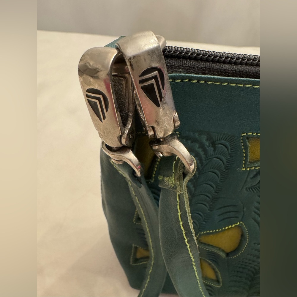 *SOLD ON ANOTHER PLATFORM* Leaders in Leather Crossbody w/ Convertible Straps - Picture 2 of 10